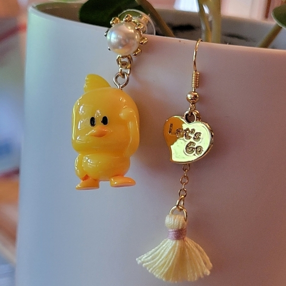 Traveling Chick Mismatched Earrings with Tassel - Picture 1 of 4